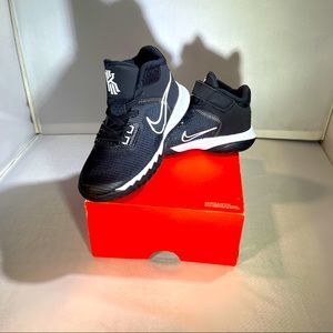 Kids Kyrie flytrap 4 PS 10.5 c Black and white